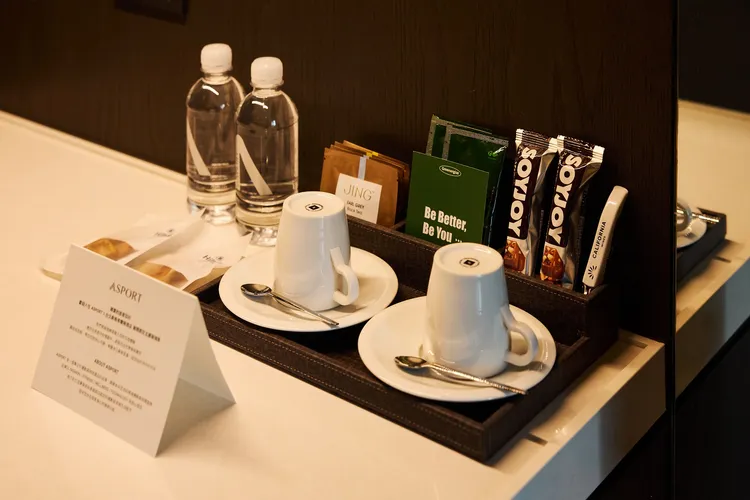 每間主題客房內皆設置專屬健身角落與健康主題minibar，從細節呼應健康生活風格。新板希爾頓酒店提供