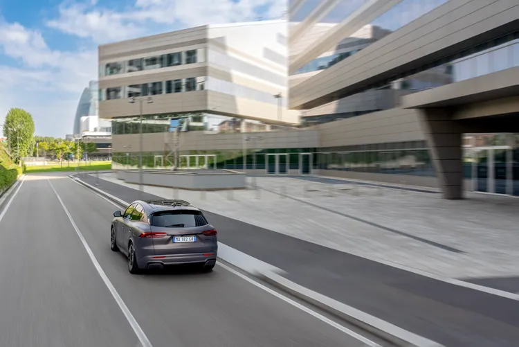 Maserati 專屬迎賓小禮包含訂製真皮行李吊牌，靈感來自 Grecale 車室皮革與縫線的設計鋪陳，象徵每一段旅程，從 Maserati 到星宇航空，都是值得收藏的壯遊篇章。業者提供