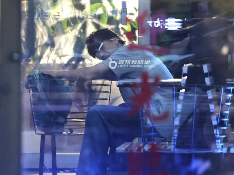 信換一套衣服趴在桌上，繼續拍攝。特勤中心攝