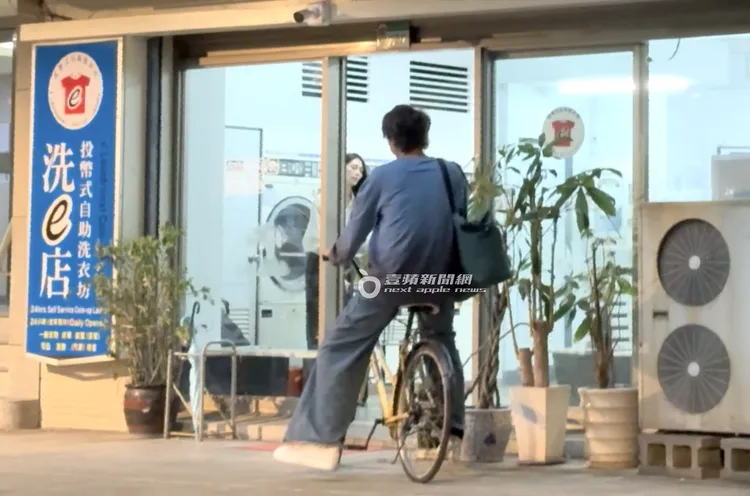 信騎淑女腳踏車在民生圓環巷內自助「洗e店」找正妹小模。特勤中心攝