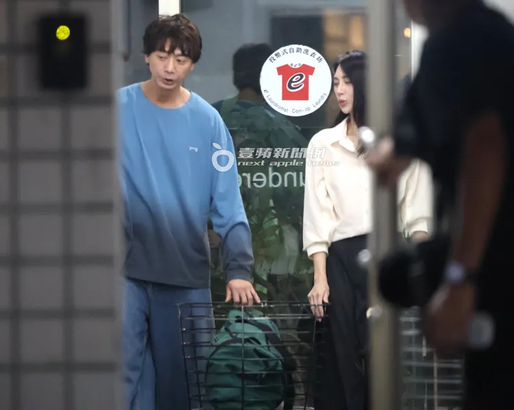 信和正妹小模一起洗衣服。特勤中心攝