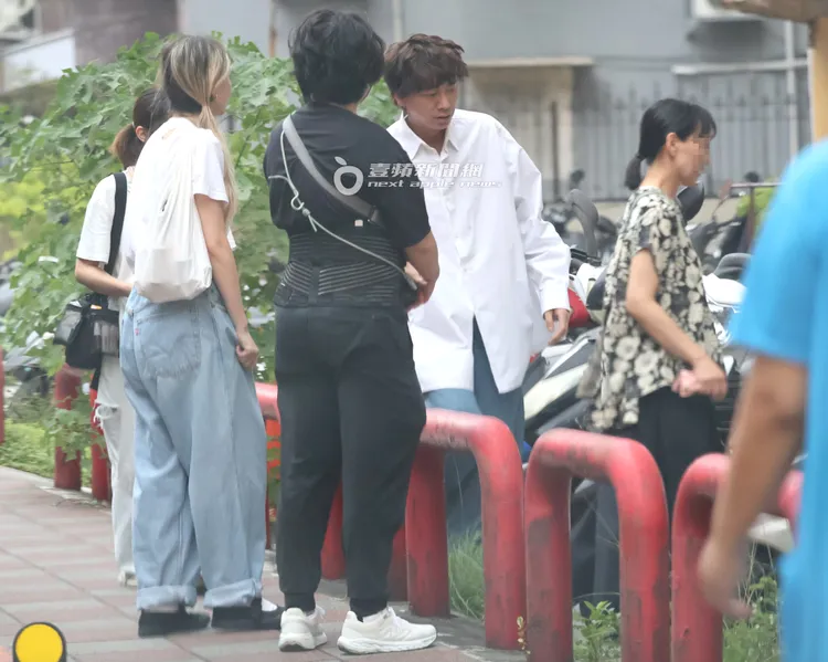 緊接著信換上大號白襯衫，繼續馬不停蹄的工作。特勤中心攝