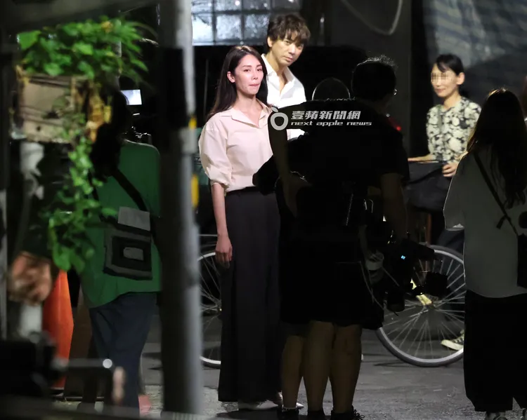 信再度換上白襯衫拍攝。特勤中心攝