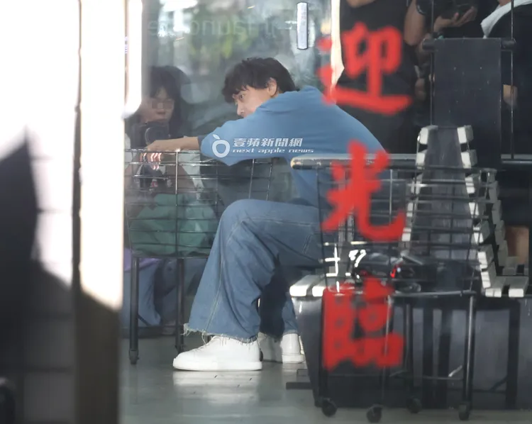 信趴在推車上休息，等衣服洗好烘乾。特勤中心攝