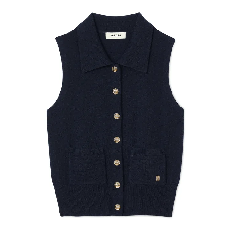 SANDRO深藍羊絨金釦無袖背心，8190元。品牌提供