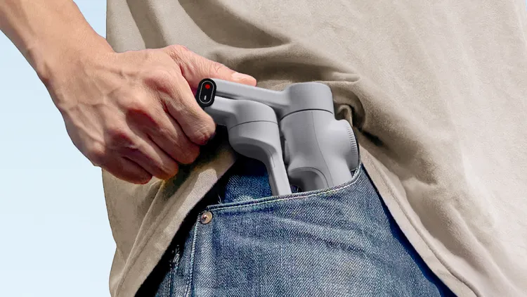 Insta360 Flow 2機身採用可折疊設計，輕巧便於攜帶，可輕鬆收納至包包或口袋，滿足外出拍攝的攜帶需求。Insta360提供