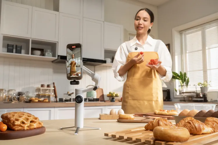 Insta360 Flow 2搭載Insta360最新 AI智慧追蹤技術「深度追蹤 4.0」，即使畫面中出現雜物遮擋或多人同框，也能持續精準鎖定拍攝對象。Insta360提供