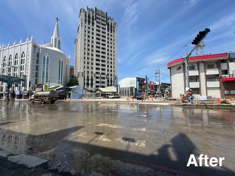 天橋拆除後進行路面清洗。市府提供