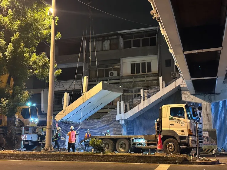 天橋樓梯拆除。市府提供