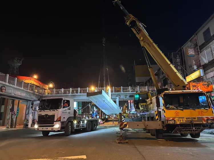 吊車進行天橋拆卸作業。市府提供