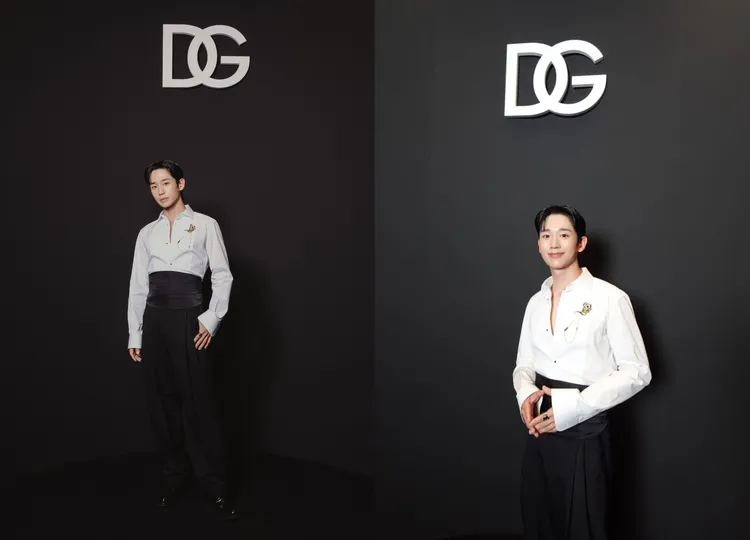 丁海寅以黑色緞面腰封作為造型點睛之筆，拉出全身好比例。品牌提供、翻攝丁海寅IG