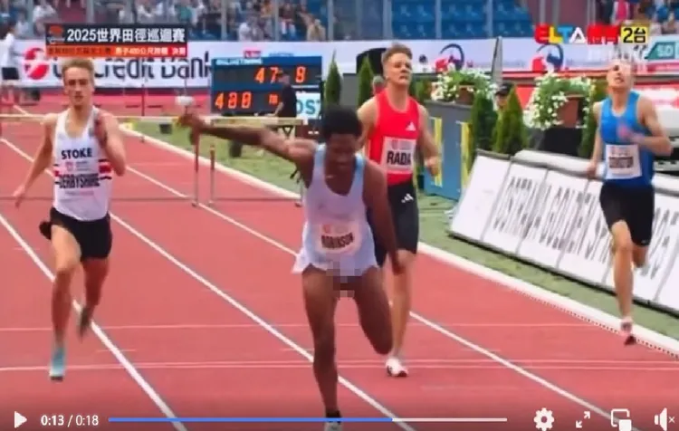 克里斯・羅賓遜在男子400公尺跨欄決賽中勇奪金牌，但因短褲過鬆大走光，造成私密部位狠甩掉出褲外。翻攝自愛爾達體育台