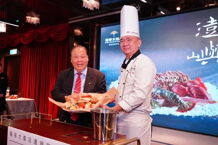 行政主廚蔡長庚與澎湖縣縣長陳光復邀請大家一同來福容品嚐海島盛宴。業者提供