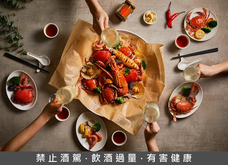 使用福容美食通用券三張，即可兌換一桶「澎嶼宴」海鮮桶，再加贈6瓶啤酒或福容紅酒乙瓶。業者提供