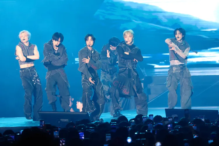 王奕翔（右二）教隊友比「1314520」，告白一生一世我愛你。莊宗達攝