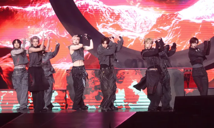 王奕翔（右三）最後講感言時眼眶含淚。莊宗達攝