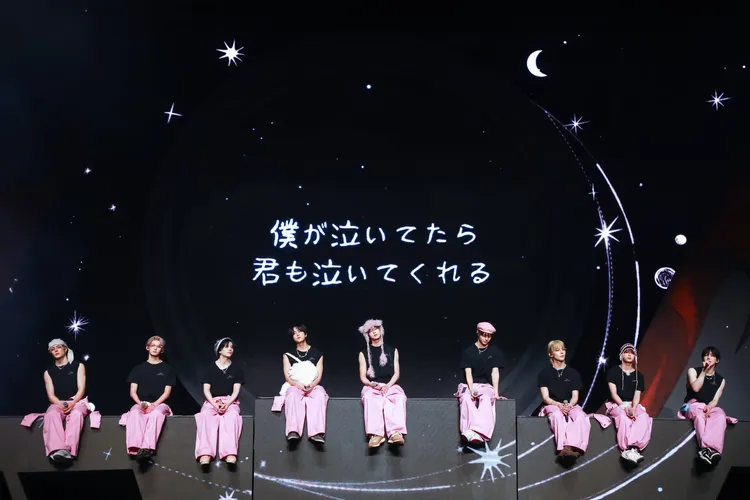 &TEAM坐一排帶來《crescent moon's wish》，歌詞是他們為了粉絲而創作。KKLIVE提供