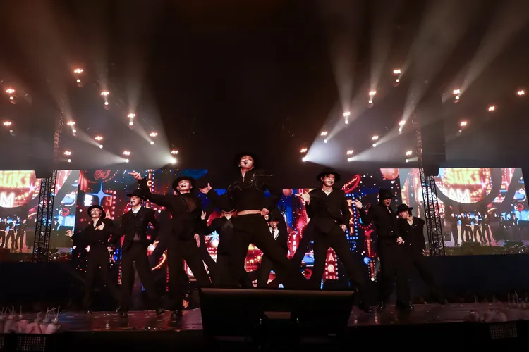 &TEAM戴起帽子，熱舞《Big suki》。KKLIVE提供