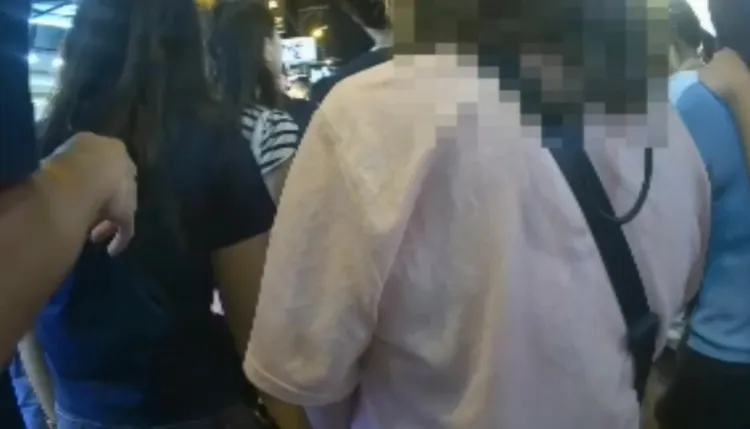 警方喬裝成逛夜市的民眾，逮捕李姓女扒手。民眾提供