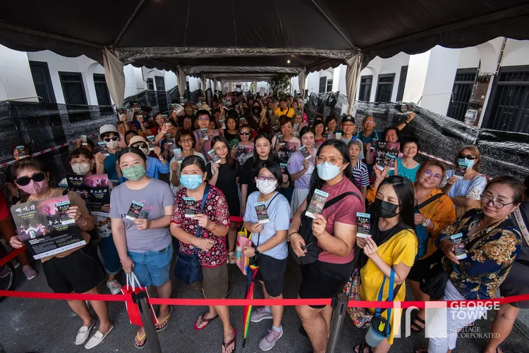 戲迷不畏酷暑早早就來排隊。唐美雲歌仔戲團提供