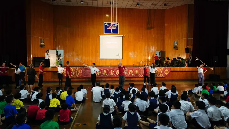 藉由戲曲身段體驗教學，讓老師們也更加了解台灣傳統歌仔戲之美。唐美雲歌仔戲團提供