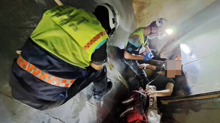 楊男掉落粉碎機中，消防人員給予靜脈注射、止血帶等應急處置，廠商拆卸機具救人。民眾提供