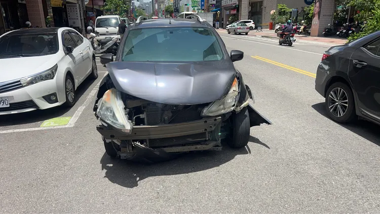 黑車違規紅燈右轉，將白色汽車撞覆。翻攝畫面