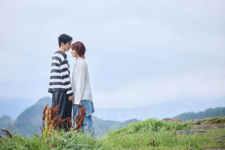 曾沛慈（右）與傅孟柏詮釋一段歷經十年的戀人，在分手前夕的情感崩潰與拉扯。華研國際提供