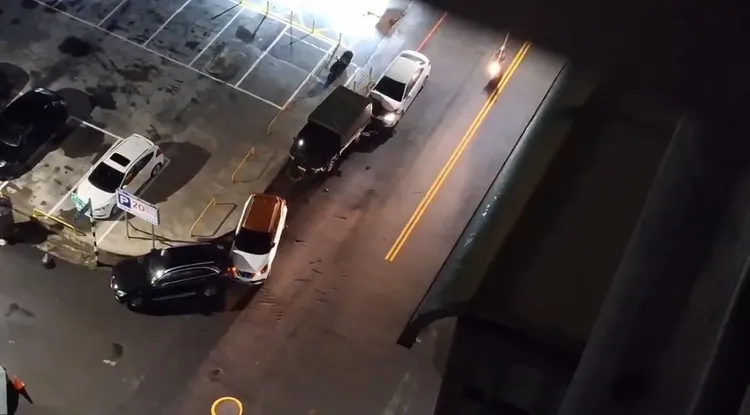 李女先撞到小貨車，造成3車推撞，自己一度卡在小貨車車斗。民眾提供