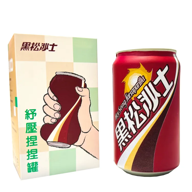 經典罐裝黑松沙士化身療癒紓壓神器「黑松沙士 紓壓捏捏罐」，活動期間內可至全家便利商店加購。業者提供