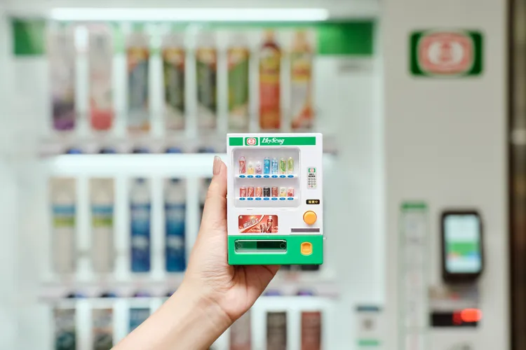 「黑松飲料自動販賣機公仔」以1:18比例縮小，民眾可投幣互動，神還原日常買飲料的樂趣。業者提供