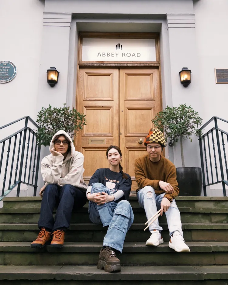 為了登上夢幻錄音殿堂，告五人今年年假只休一天就飛去倫敦。相信音樂提供