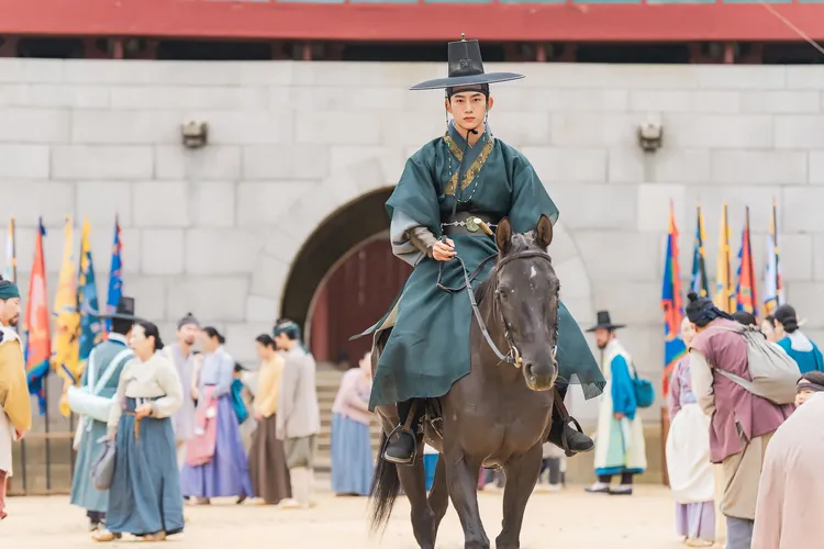 玉澤演這次升格演王親貴族。friDay影音提供