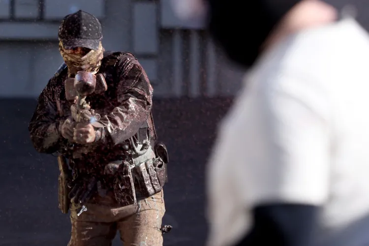 亞利桑那州土桑市移民局的辦公大樓遭示威者強闖，警衛發射化學藥劑驅散。美聯社