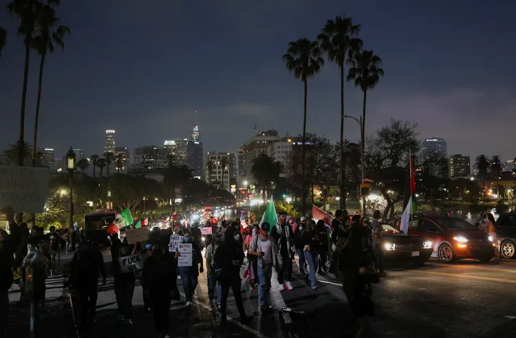 洛杉磯民眾12日持續示威活動。路透社