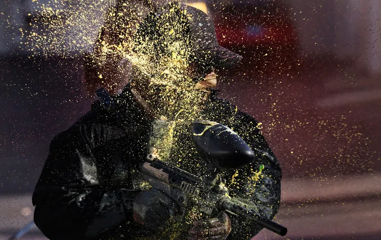 亞利桑那州土桑市的示威者朝護衛移民局大樓的警衛潑灑黃色油漆。美聯社