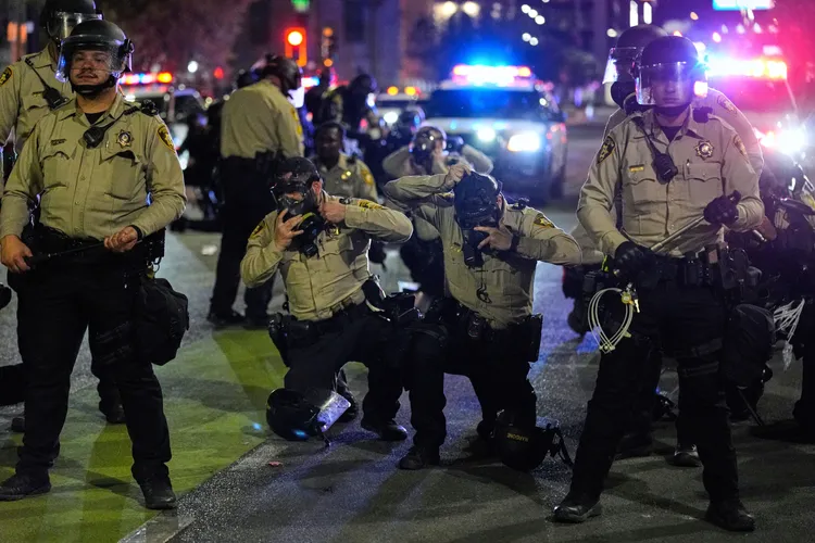 拉斯維加斯維持秩序的警察戴上防毒面具。美聯社