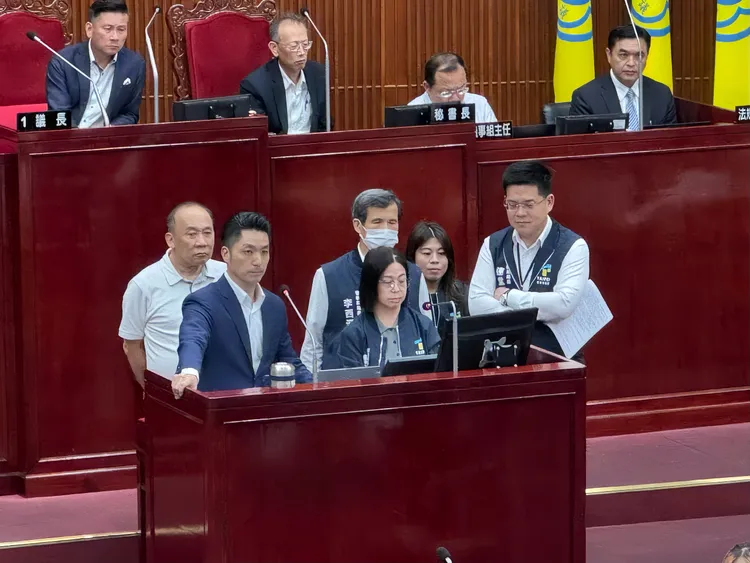 住戶透過市民熱線反映，遭都發局與青年局互踢皮球。張綵茜攝