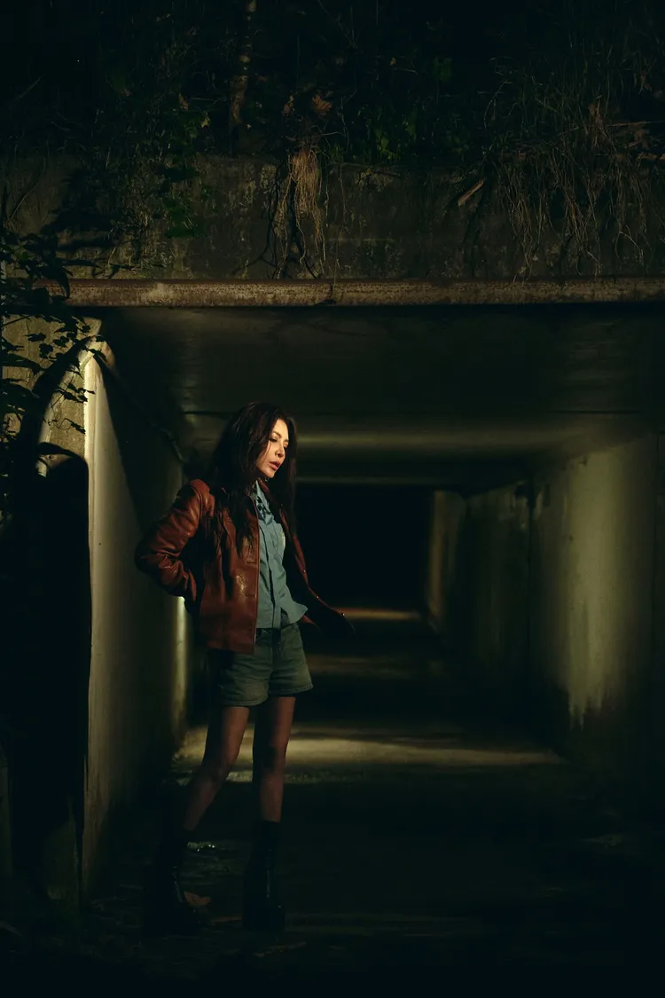 艾怡良在悶熱的渠道中拍攝MV。環球音樂提供