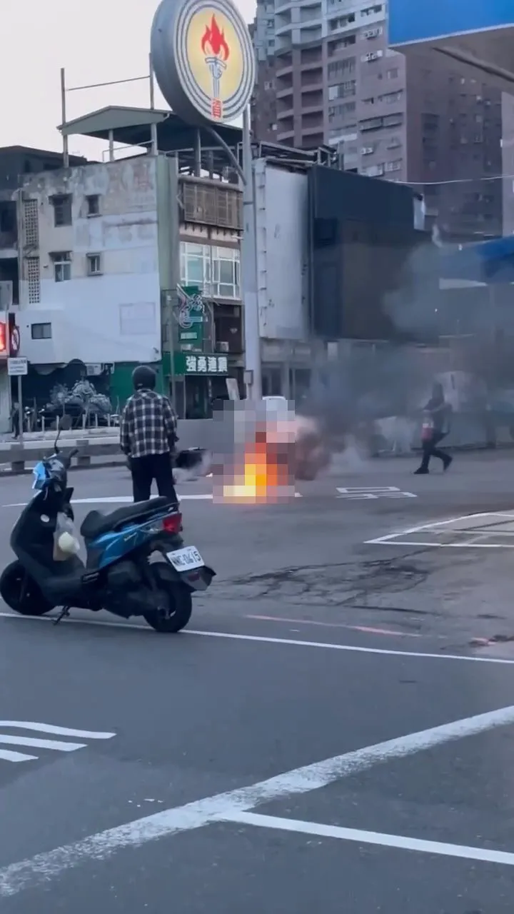 加油站人員以滅火器撲滅火勢。翻攝Threads