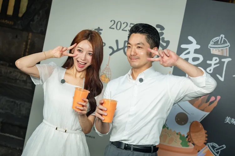 蔣萬安（右）、李雅英（左）合影。北市府提供