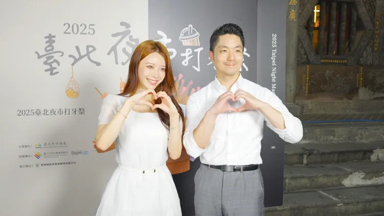 李雅英（左）首次參與夜市打牙祭活動。北市府提供