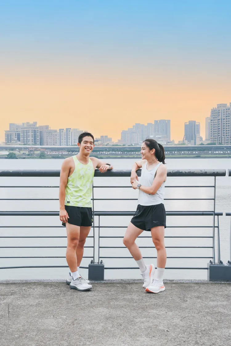 鐵人三項選手江典祐（左）、許雅喬（右）著TRIUMPH 23試跑。品牌提供