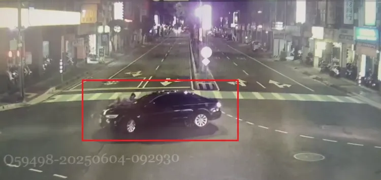 男子趴臥引擎蓋上求女友停車，但遭女友在路口繞了兩圈後甩開。翻攝畫面