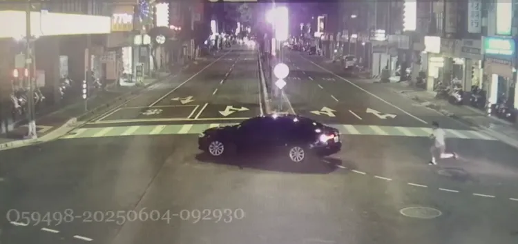 男子被女友甩下車後，自後追趕。翻攝畫面