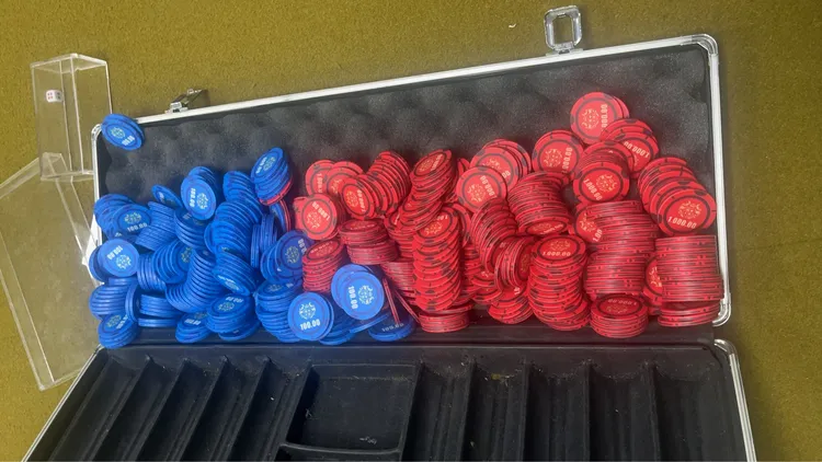 警方查扣賭大批籌碼等賭具。翻攝畫面