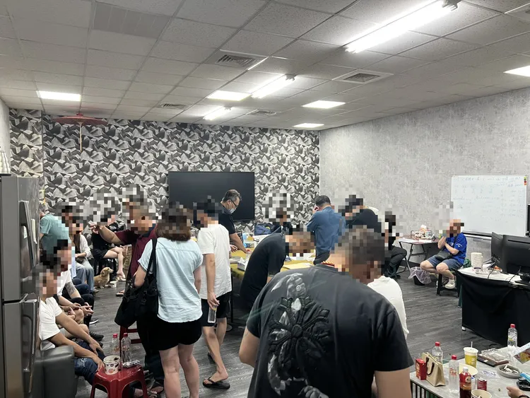 警方攻堅賭場，破門逮30人。翻攝畫面