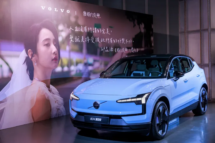 李沐以EX30展現設計師邱品涵在面對婚姻前的焦慮與對自我的重新定義，突顯新世代女性對未來的主動選擇。業者提供