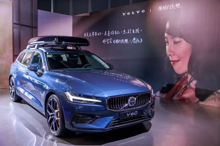 天心飾演婚後逐漸失語的作家林智芸，透過駕駛V60找回內在平衡與生活主導權。業者提供