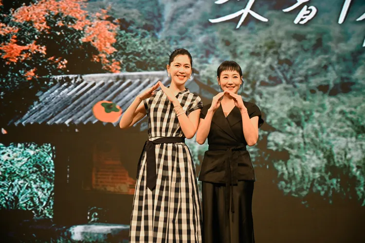 張家慧（左）和張本渝戲裡是學校同事。大愛提供